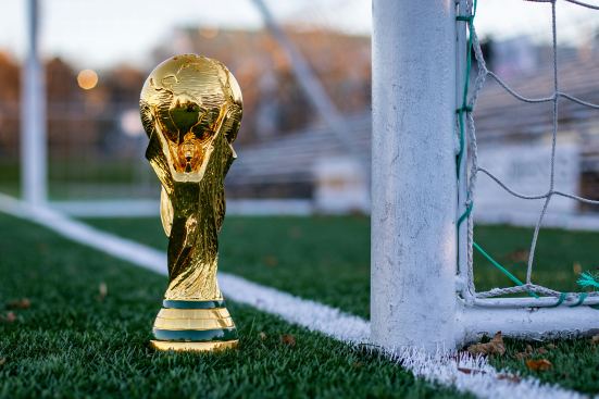 Fußball-WM-Pokal auf einem Fußballfeld
