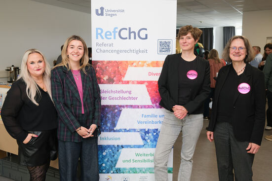 Katharina Miketta, Antja Schnoor, Maria Popov und Elisabeth Heinrich bei der Eröffnung des Referats Chancengerechtigkeit.