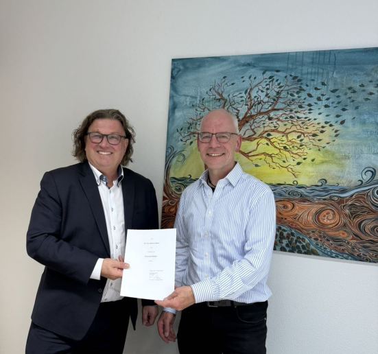Übergabe der Urkunde an Dr.-Ing. Hartmut Sauer