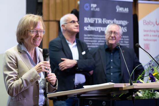 Rektorin Prof. Dr. Stefanie Reese steht auf der Inaugurationsfeier gemeinsam mit weiteren Uni-Rektoren zum Grußwort auf der Bühne.