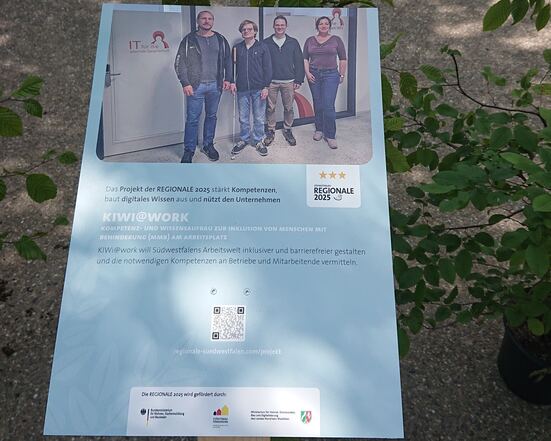Ausstellung des Projekts KIWi@work in der Projektallee des Sudwestfalen Festivals. Auf dem Bild des Projekts zu sehen (von links): Sven Bittenbinder, Philipp Gröll, Claudius Clüver und Claudia Müller, Leiterin des Lehrstuhls Wirtschaftsinformatik, insb. IT für die alternde Gesellschaft, an der Universität Siegen.