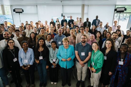 Dr. Angela Merkel und Nachwuchswissenschaftler*innen bei der Lindauer Nobelpreisträgertagung.
