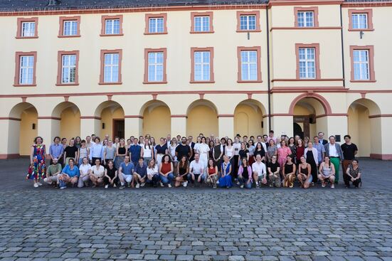 Mehr als 70 Studierende, Promovierende und Postdocs aus Deutschland, Österreich und der Schweiz sowie Vertreter*innen der Deutschen Gesellschaft für Psychologie (DGPs) kamen zur Summer School nach Siegen.