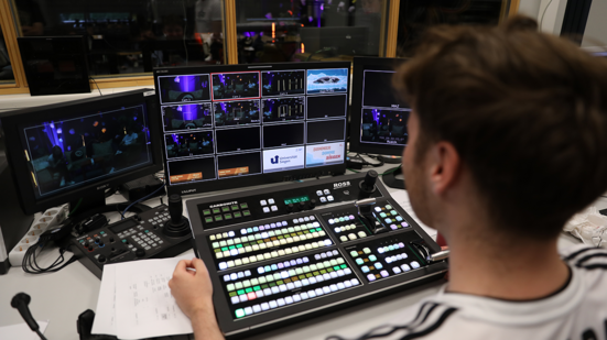 Regieraum mit PC-Monitor