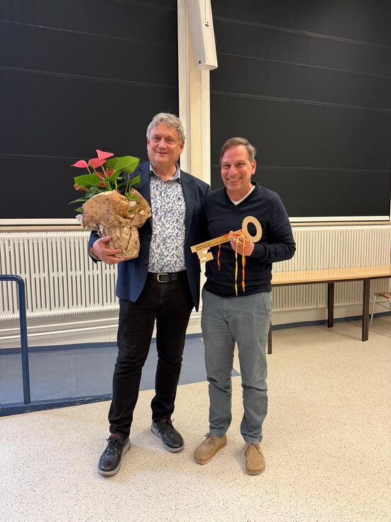 Schlüüselübergabe in der Physikdidaktik: Prof. Dr. Oliver Schwarz und Prof. Dr. Volker Heck