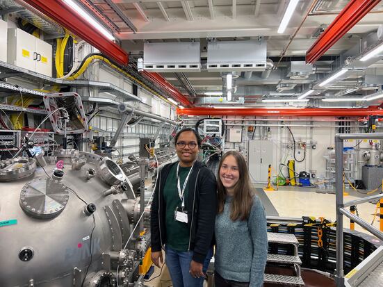 Michelle Dargasz (Erstautorin der Studie, rechts) und Nimmi Das Anthuparambil (Zweitautorin, links) am „Materials Imaging and Dynamics“ (MID)-Instrument des European XFEL, wo die Experimente durchgeführt wurden.