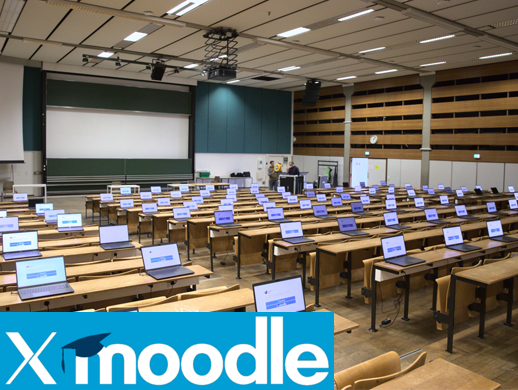 Seminarraum mit Laptops auf den Tischen
