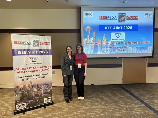 Bild von der AIIoT 2026 mit Annika Steiger und Jasmin Freudenberg