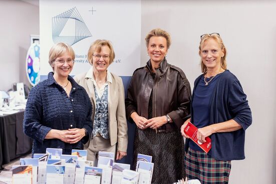Von links: Prof. Dr. Angelika Epple (Rektorin Uni Bielefeld), Prof. Dr. Stefanie Reese (Rektorin Uni Siegen), Ina Brandes (Ministerin für Kultur und Wissenschaft des Landes Nordrhein-Westfalen) und Prof. Dr. Birgitta Wolff (Rektorin Uni Wuppertal).