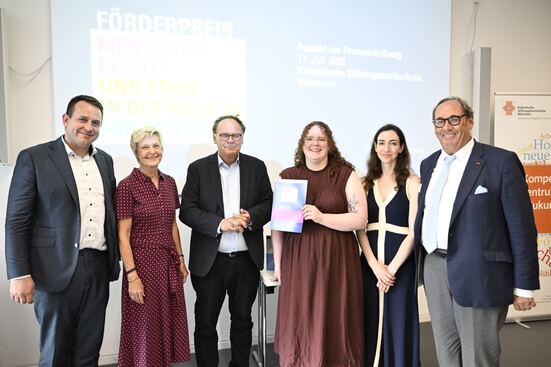 Prof. Dr. Christoph Ellßel (Kath. Stiftungshochschule München), Prof. Dr. Constanze Giese (Kath. Stiftungshochschule München), Prof. Dr. Andreas Frewer (FAU Erlangen-Nürnberg), Celina Sander ( Universität Siegen), Dr. Caroline Emmer De Albuquerque Green (Universität Oxford und Mitglied der Josef und Luise Kraft-Stiftung), Dr. Harald Mosler (Vorstand der Josef und Luise Kraft-Stiftung)