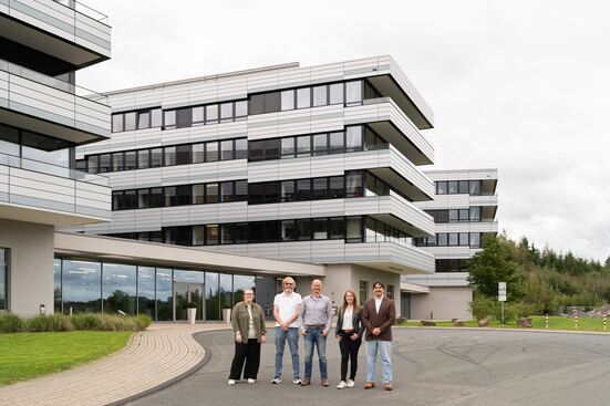 Abschlusstreffen des ELAMU Projektteams im Summit in Siegen. Im Hintergrund ist das Summit in Siegen zu sehen. Davor stehen die Projektpartner.
