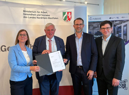Wissenschaftler der Uni Siegen mit NRW-Arbeitsminister Laumann bei der Übergabe des Zuwendungsbescheids.