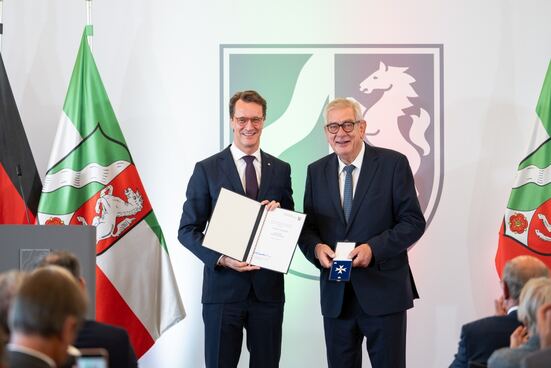 NRW-Ministerpräsident Hendrik Wüst (l.) mit Arndt G. Kirchhoff (r.)