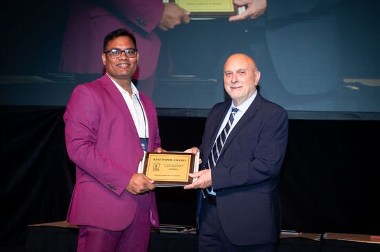 Dr. Md Shjalal (links) mit Prof. Dr. Constantine Stephanidis, Vorsitzender der HCI International 2026.