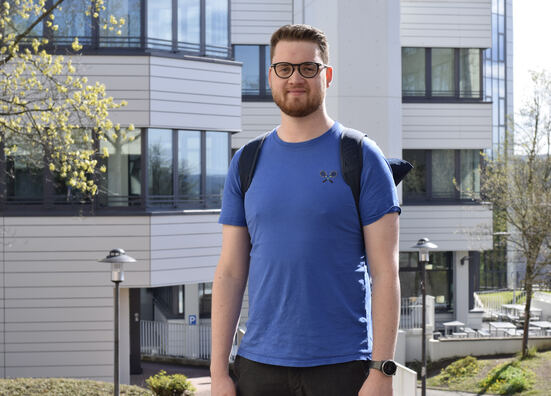 Portrait Pascal Auer vor einem Uni-Gebäude