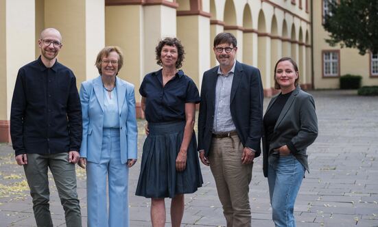 Künstlerin Antje Schiffers mit Rektorin Reese und Museumsdirektor Thiel.