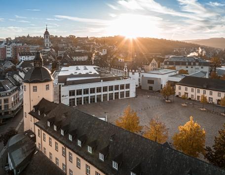 Campus Unteres Schloss. Vogelperspektive: Schlossplatz, Siegberg und Krönchen im Hintergrund.