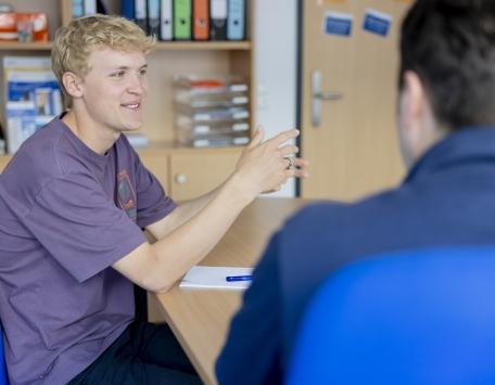 Studierender in der Beratung