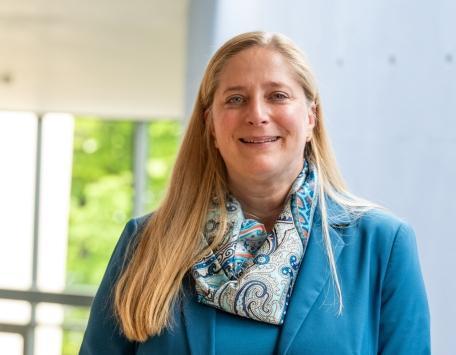 Potrait von Iris Litty, Kanzlerin der Universität Siegen