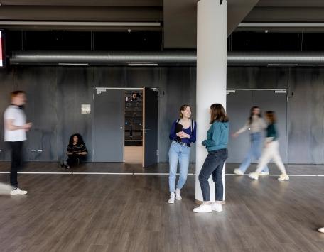 Universität Siegen Studierende lernen im neuen und modernen Hörsaalzentrum