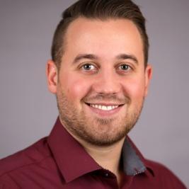 Das Bild zeigt Herrn Timo Jenne lächelnd