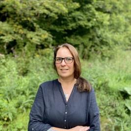 Frau Dr. Stefanie Siedek-Strunk stehend vor den Bäumen