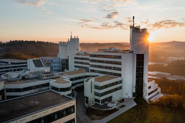 Universität Siegen Campus Adolf Reichwein-Straße bei Sonnenuntergang aus der Vogelperspektive