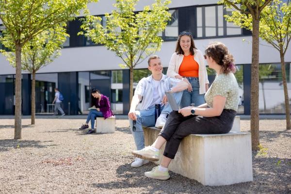 Studierende unterhalten sich am Campus