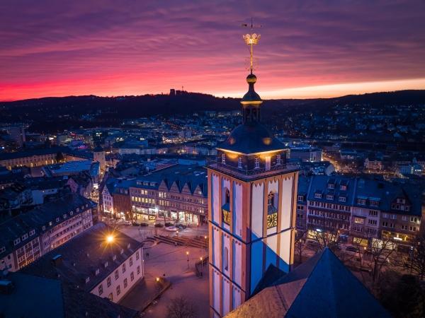 Stadt Siegen bei Sonnenuntergang aus der Vogelperspektive