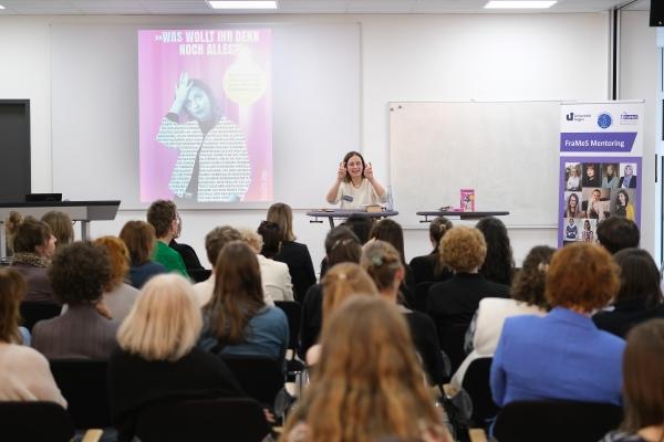 Lesung bei Jubiläumsveranstaltung 15 Jahre Mentoring für Frauen.