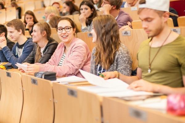 Studierende im Hörsaal.
