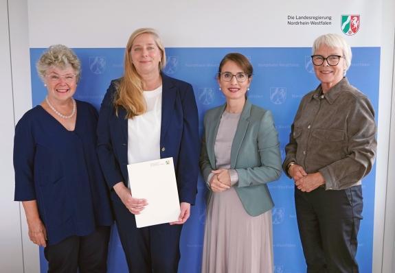 Übergabe der Ernennungsurkunde im Ministerium für Kultur und Wissenschaft: Prof. Dr. Hildegard Schröteler-von Brandt, Iris Litty, Gonca Türkeli-Dehnert und Prof. Dr. Jutta Wiesemann