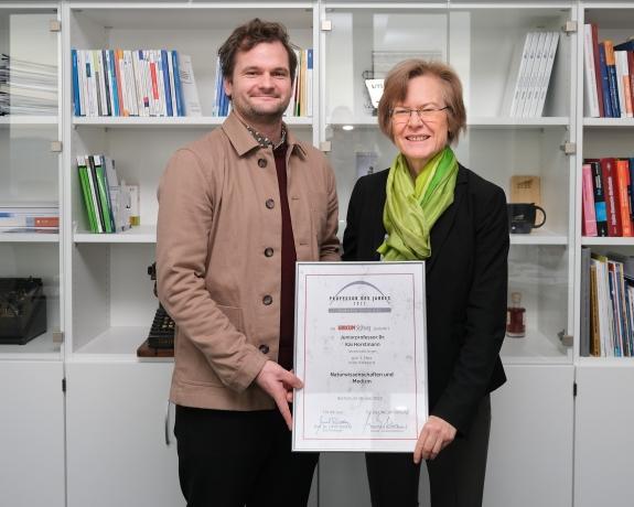 Prof. Dr. Stefanie Reese verleiht die Urkunde an Prof. Dr. Kai Horstmann