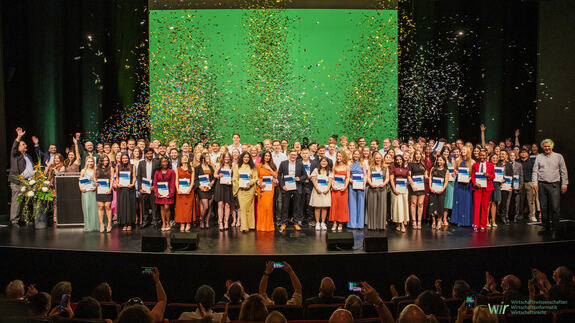 Foto der Absolventen bei der Examensfeier 2026