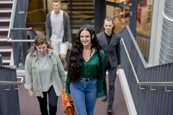 Studierende kommen die Treppe hoch