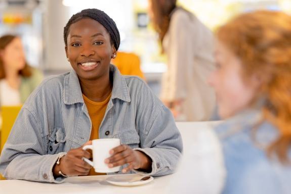 Studierende mit Tasse