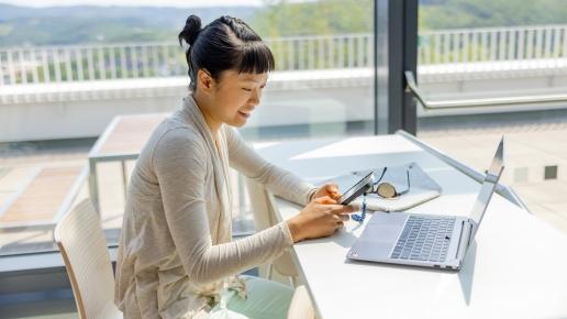 Studierende lernend vor ihrem Laptop