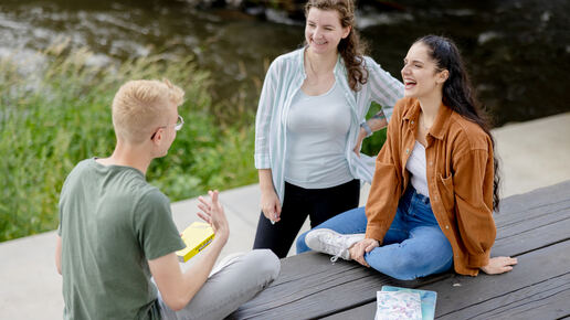 Studierende am Siegufer