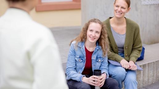 Studentinnen sitzen