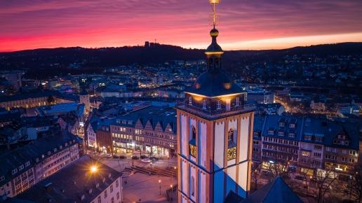 Stadt Siegen bei Sonnenuntergang aus der Vogelperspektive