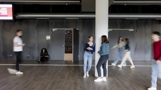 Studierende lernen im neuen und mordernen Hörsaalzentrum.