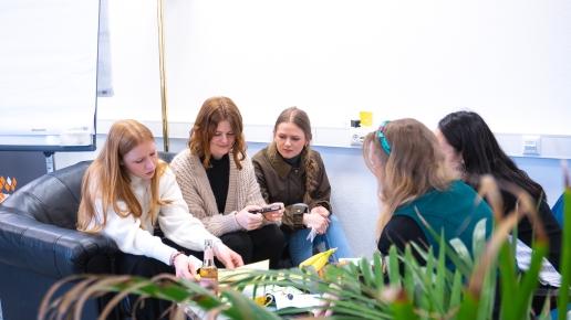 Frauen sind im Gespräch miteinander.