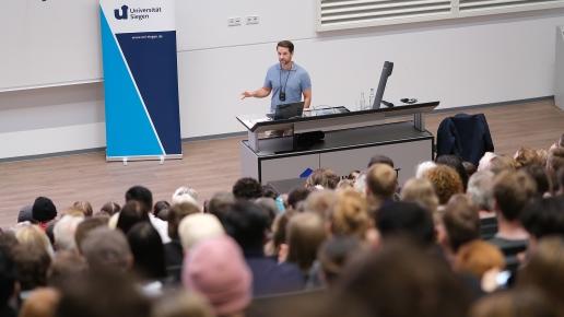 MrWissen2go Mirko Drotschmann bei seinem Vortrag im vollen Hörsaal