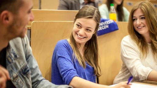 Vorstudierende im Hörsaal