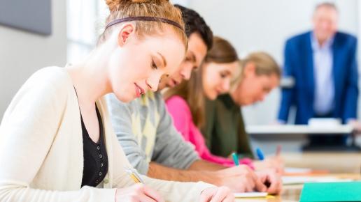 Studierende schreiben eine Klausur