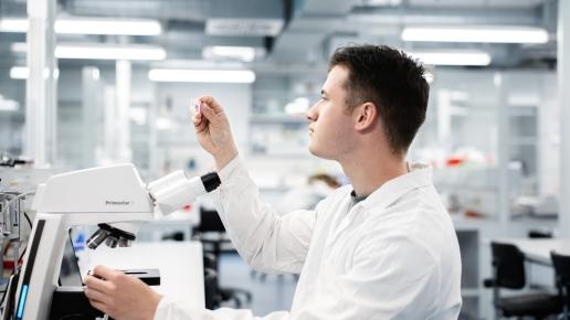 Studierender schaut sich im Labor eine Probe an