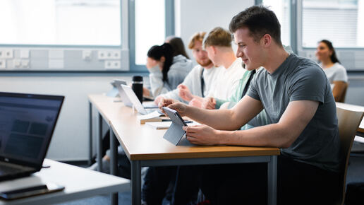 Studierende im Digital Public Health Bachelorstudium in Siegen arbeiten mit Tablets im Seminar