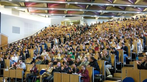 Vollbesetztes Audimax im Rahmen der Zentralen Erstsemesterbegrüßung an der Universität Siegen