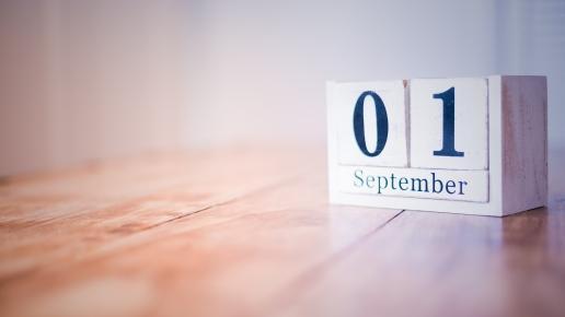 1. September / Holzkalender auf einem Tisch