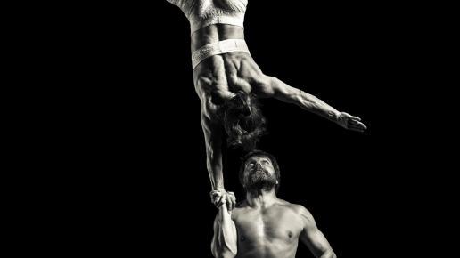 Zwei Akrobaten auf der Theaterbühne bei der Veranstaltung Physik im Apollo